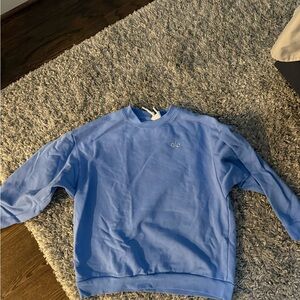 Alo Yoga Accolade Crewneck- crystal clear blue size medium
